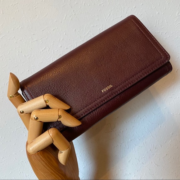 Who Loves Amazing Fossil Wallets & Clutches? - Picture 4 of 6